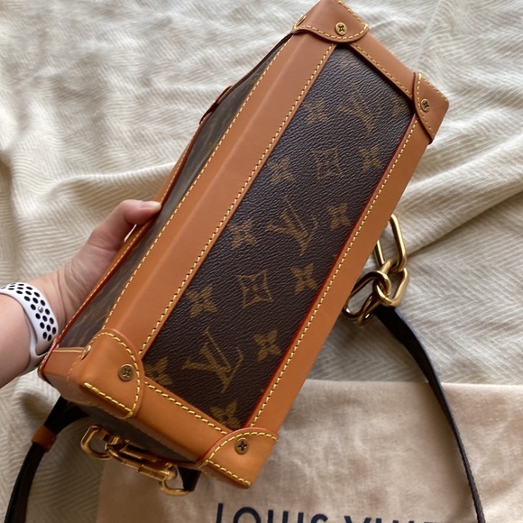 Louis Vuitton - Picture 7 of 11